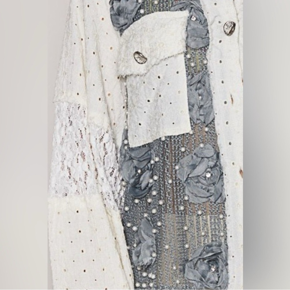 Rare POL White and Dusty Blue Patchwork Shacket Rosettes Pearls & Lace Sleeves - Picture 3 of 6